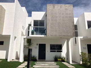 En venta casa en privada de junipero serra 3 recamaras 3 baños 2 coches