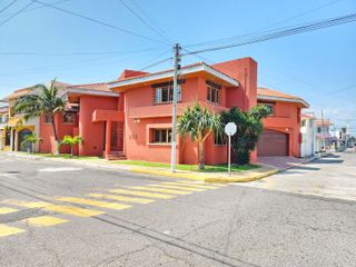 Casa en venta con alberca en Jardines de Mocambo, Boca del Río, Veracruz