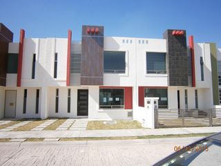 EN FRACCIONAMIENTO RESIDENCIAL VALLE DIAMANTE VENTA DE HERMOSA CASA