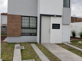 Venta casa al oriente de Aguascalientes, escuelas, servicios, dos plantas Burgos