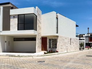 Casa nueva en esquina en Lomas de Angelopolis, Cascatta, Puebla.