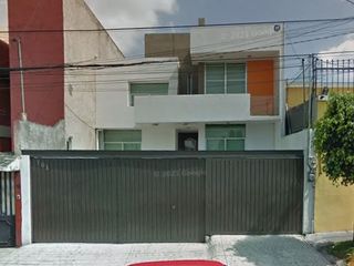 CASA DE DOS PISOS EN AVENIDA PRINCIPAL