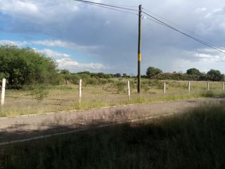 Terreno a pie de carretera, con uso de suelo habitacional