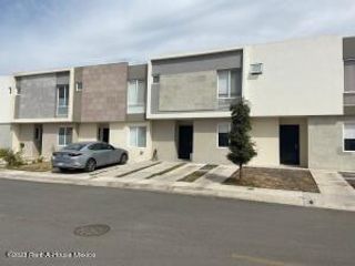 Zakia Casa en Venta con 2 Recamaras y Area de Tv o 3ra Recamara en Planta Baja