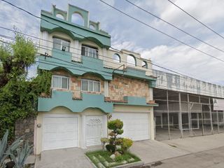 ¡HERMOSA CASA CON LOCAL COMERCIAL EN CELAYA!