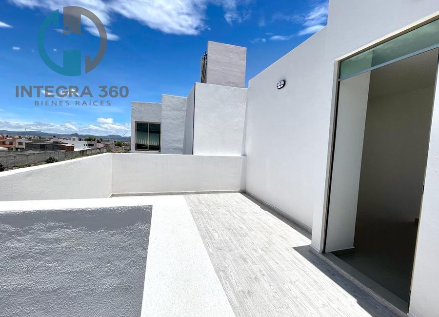 Casa en Venta en E Sur, 5 Recámaras con Baño, Roof, Equipada, frente a área verde