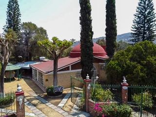 Casa en venta en Ixtapan de la Sal, dentro de Fraccionamiento El Ciprés. 5 recámaras, amplio jardín con árboles frutales. Seguridad 24/7