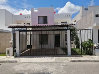 En frente de parque rento  casa de 3 recamaras en Fracc. Las Americas, Merida, Yucatan con universidades a poca distancia