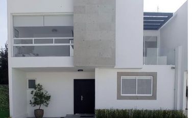 Casa en venta en Zinacantepec, EDOMEX, Fraccionamiento Bosques Residencial, acabados de lujo, para estrenar.