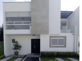 Casa en venta en Zinacantepec, EDOMEX, Fraccionamiento Bosques Residencial, acabados de lujo, para estrenar.