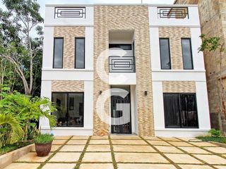 Casa en Renta en Cancun en Residencial Vía Cumbres con Alberca y Jardín