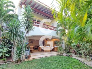 Casa en Venta en Cancun en Residencial Isla Dorada con Jardín Privado