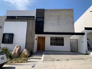 VENTA DE CASA NUEVA CON HABITACIÓN COMPLETA EN PLANTA BAJA EN LOMAS DEL MOLINO