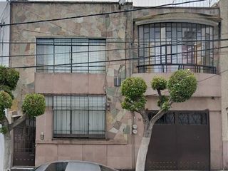 CASA DE DOS NIVELES EN VENTA EN VERÓNICA ANZURES CIUDAD DE MÉXICO.