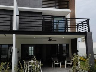 Casa en venta con Roof Garden y Jacuzzi a unos minutos del club de golf en Xochitepec, Morelos.