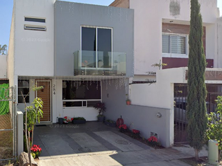 Casa en Calle Pino Centinela II Zapopan Jalisco¡CASA EN REMATE BANCARIO! TE ENTREGO EN 8 MESES, CESIÓN INMEDIATA PRECIOSA CASA, EXCELENTE ZONA PARA VIVIR. APROVECHA GRAN OPORTUNIDAD -ENTREGO DERECHOS ANTE NOTARIO -ENTREGO ESCRITURAS A TU NOMBRE ANTE NOTARIO. -ENTREGO LAS LLAVES DE LA PROPIEDAD EN TU MANO.  PROPIEDAD DE REMATE EN EXCELENTE UBICACIÓN. Casa de 120m2 Cuenta con 3 habitaciones, 2 baños completo, 1 cajones de estacionamiento, cocina integral, excelente ubicación  SOLAMENTE RECURSOS PROPIOS (NINGUN TIPO DE CREDITO). UBICACIÓN DE FÁCIL ACCESO, VÍAS DE COMUNICACIÓN PRINCIPALES; ESCUELAS, HOSPITALES Y CENTROS COMERCIALES CERCANOS. INVIERTE SEGURO!!! TE LA TRANQUILIDAD Y CERTEZA QUE CON NOSOTROS TU INVERSIÓN SE ENCUENTRA SEGURA COMPRUEBALO.  Valor comercial:$ 3 MDP Precio Conexión Inmobiliaria $ 1.4 MDP Retorno de Inversión aproximado: $ 1.5 MDP  