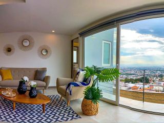 Condominio con amplio jardín, alberca, terraza, pet friendly en venta Querétaro.
