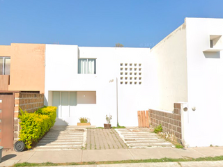 ¡OPORTUNIDAD! VENTA de Casa con JARDIN en Manzanarez Juriquilla, frente a UVM QUERETARO
