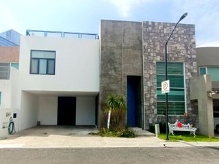 Casa en VENTA en Querétaro zona centro Sur ¡ Dentro de privada, con Roof Garden con vista espectacular!