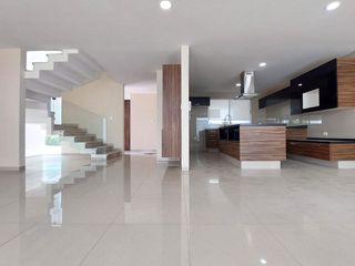 Casa en venta esquina Lomas de Angelopolis II zona azul 4 recamaras jardin roof garden cuarto de servicio Sao Paulo