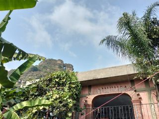 Se vende casa de dos niveles en el centro del poblado de Amatlán; Tepoztlán, Morelos.