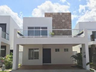 Preciosa casa con alerca en Residencial Cumbres, Cancún. SOC-