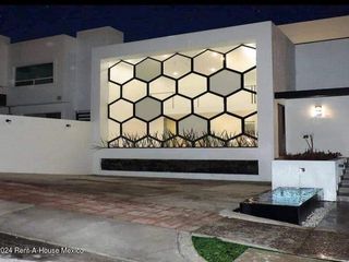 Casa en venta, 3 recamaras con baño completo cada una, espejo de agua en la entrada y jardín privado de 90 m2 en Real de Juriquilla