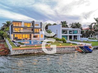 Casa en Venta en Cancun en Residencial Isla Dorada a Pie de Laguna