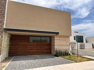 Casa nueva en venta, tres recamaras y  clúster con alberca,  en El Mirador Querétaro