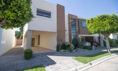 EN VENTA HERMOSA CASA MUY AMPLIA, EN LOMAS DE ANGELOPOLIS 1, PUEBLA.