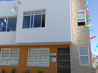 Se vende casa nueva con terraza