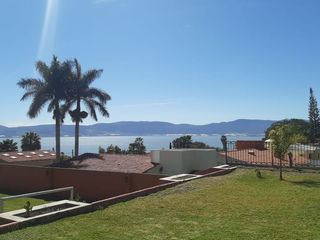 Terreno residencial dentro de coto privado en Chapala con vista al lago