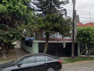 Casa en esquina calle Adolfo Antuñano, Paseos del Sol, Zapopan