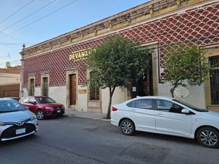 Rento Local Comercial Céntrico en Aguascalientes  sobre calle Emiliano Zapata esq Prolong Libertad en una Placita