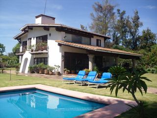 En VENTA hermosa casa con un terreno de 4,256 mts. en Huertos del LLano, Morelos.