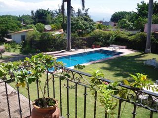 En VENTA hermosa casa con un terreno de 4,256 mts. en Huertos del LLano, Morelos.