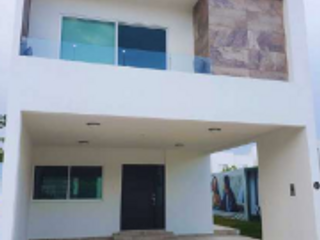 Casa en venta de 3 habitaciones estacionamiento techado en Playa del Carmen