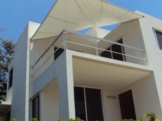 Moderna Casa, con  terraza y vista panorámica hacia los volcanes.