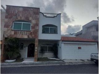Casa en venta con alberca y 4 recámaras en el Fracc. Lomas Residencial en la Riviera Veracruzana