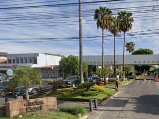 Hermosa y amplia casa de remate bancario en el Fraccionamiento Jardín Real, Zapopan, Jalisco!
