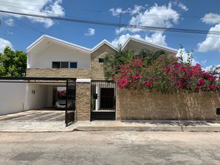 Casa en renta semiamueblada con 5 recámaras Col. Villas la Hacienda, Mérida, Yuc