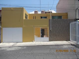 Casa en Lomas de Loreto, 3 recámaras y jardín.