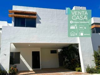 Moderna casa de 2 plantas recién pintada en privada Tamarindo