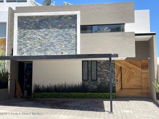 Casa en venta en Lomas de Juriquilla 3 recàmaras Roof Garden terraza balcòn alberca vigilancia CM-23-3388