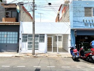 Casa en venta con Local Comercial en calle Hospital en Santa Teresita