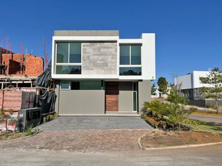 Casa en venta Altozano, Fracc. con vigilancia y hermosas áreas verdes, en esquina