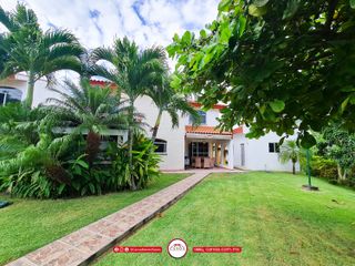 Descubre la armonía entre el lujo y la comodidad en esta encantadora casa ubicada en el prestigioso fraccionamiento Villas Los Almendros.