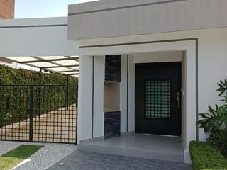 Casa en venta  totalmente remodelada, en el Fraccionamiento Lomas de Cococyoc