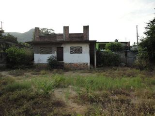 Terreno de 489 m2 con casa en obra negra cerca de El Cayaco de Acapulco