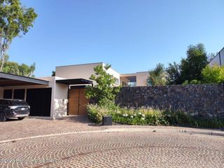 Casa dentro de privada en Jurica en venta 3 recàmaras chimenea alberca LP-23-6104
